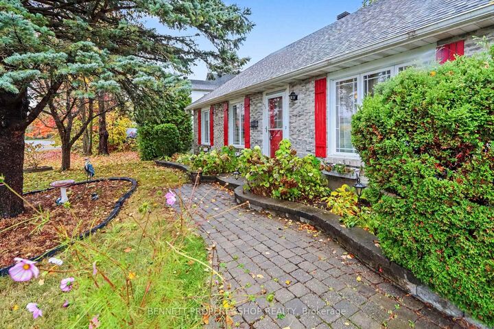Property Photo:  872 Lawnsberry Drive  ON K1E 1X7 