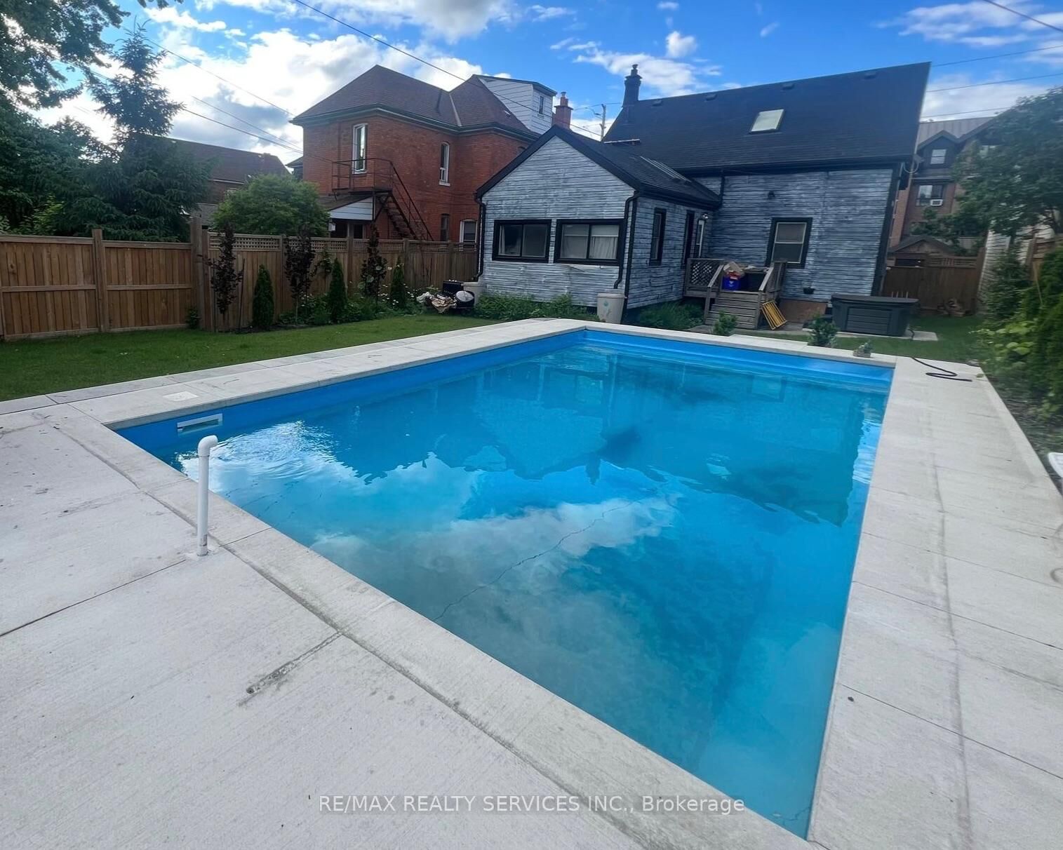 Property Photo:  323 Charlton Avenue W  ON L8P 2E6 