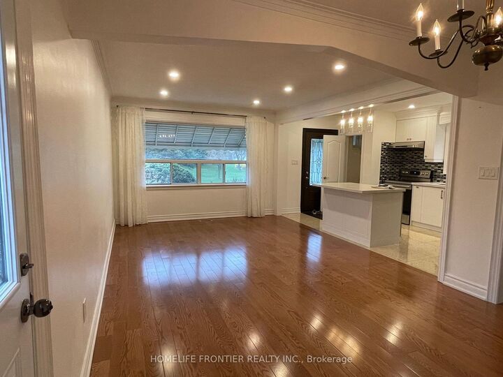 Property Photo:  10 Edge Park Avenue Upper  ON M1L 2E5 