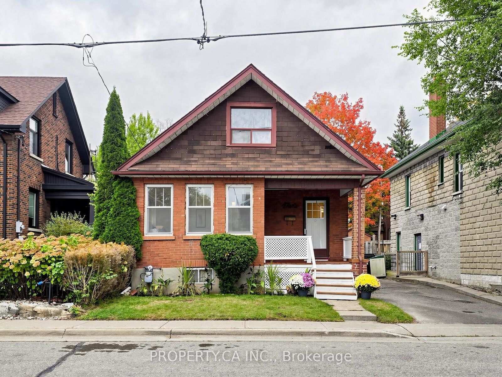 Property Photo:  205 Dearborn Avenue  ON L1G 5Z3 