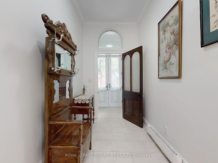 Property Photo:  28 Beaconsfield Avenue 2  ON M6J 3H9 