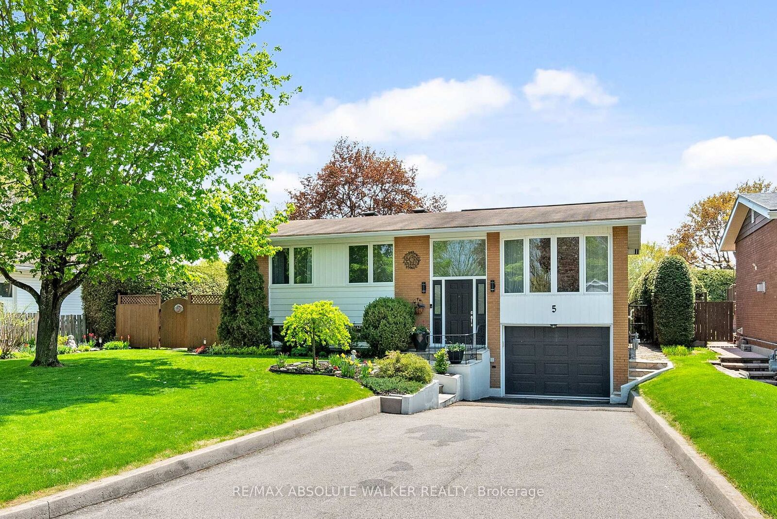 Property Photo:  5 West Herrington Court  ON K2H 6B9 