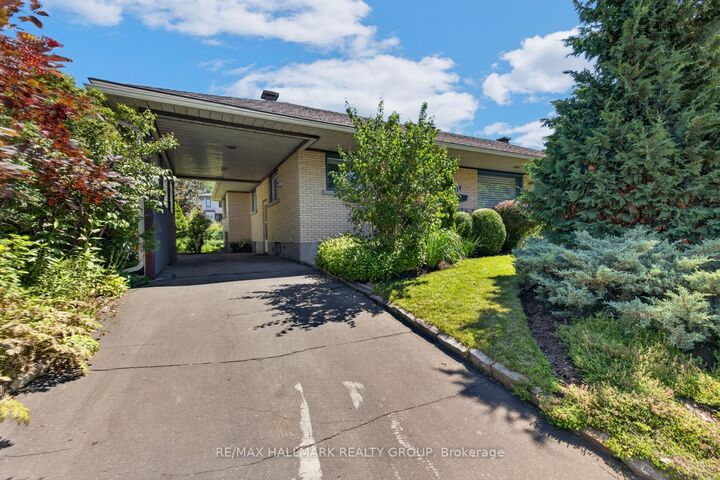 Property Photo:  811 Iroquois Road  ON K2A 3N3 