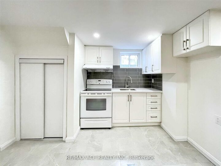 Property Photo:  246 Horsham Avenue Bsmt  ON M2N 2A6 