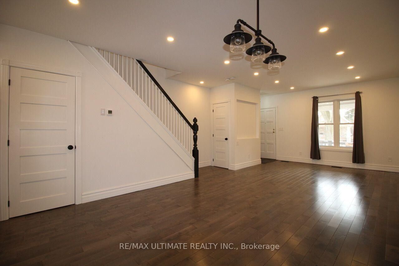Property Photo:  122 Boultbee Avenue Upper  ON M4J 1B4 