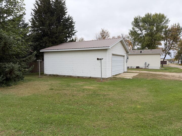 Property Photo:  16 E 4th Avenue  SD 57445 