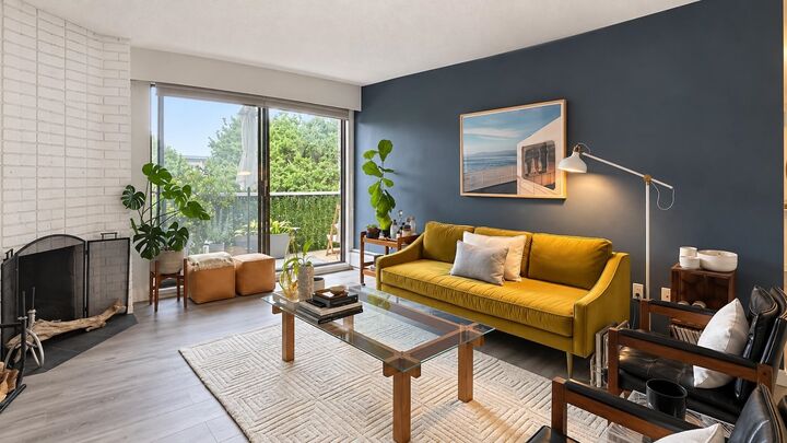 Property Photo:  1610 Chesterfield Avenue 204  BC V7M 2N7 