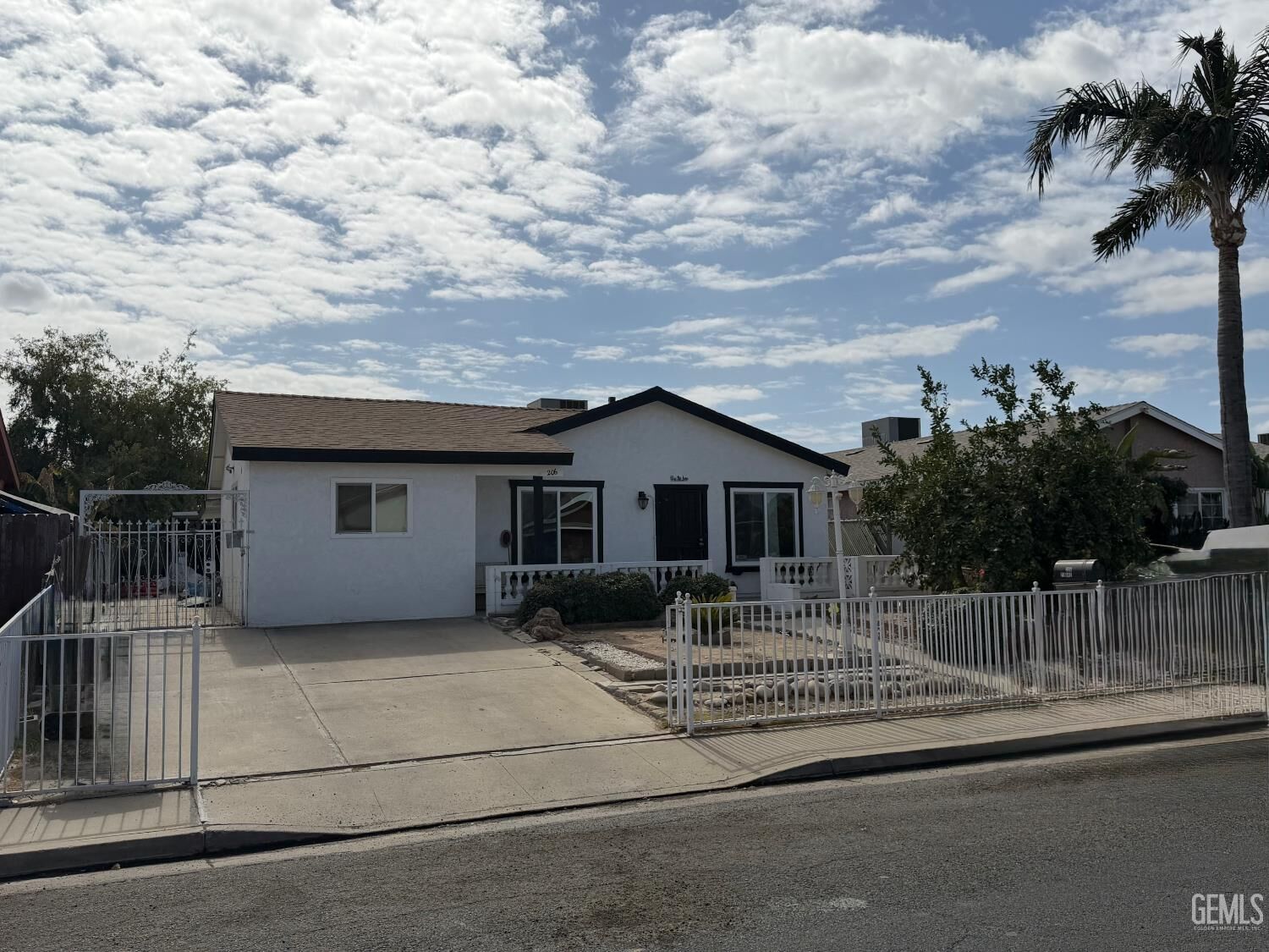 Property Photo:  206 21st Avenue  CA 93215 