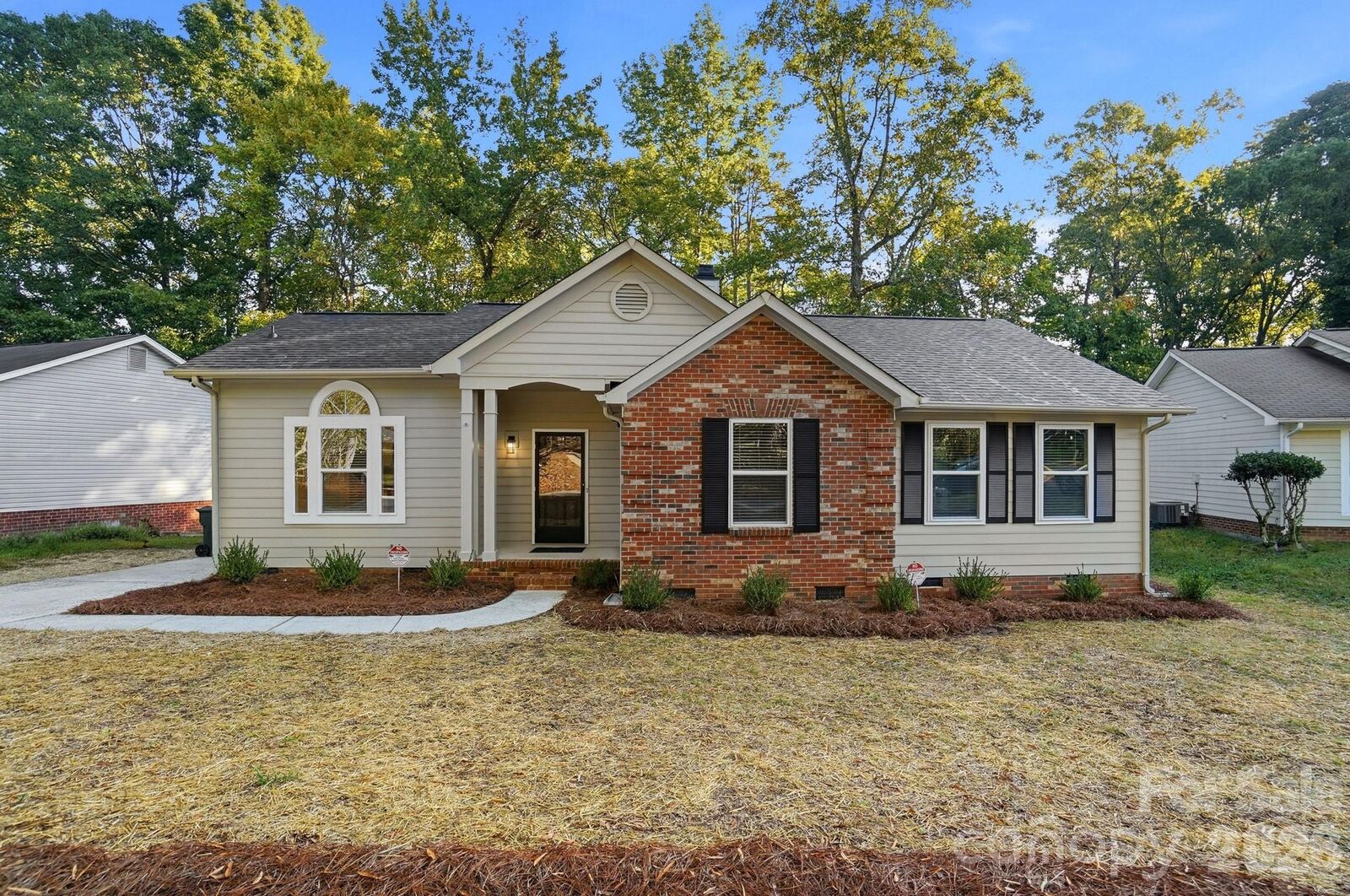 Property Photo: 6044 Acadian Woods Drive NC 28227