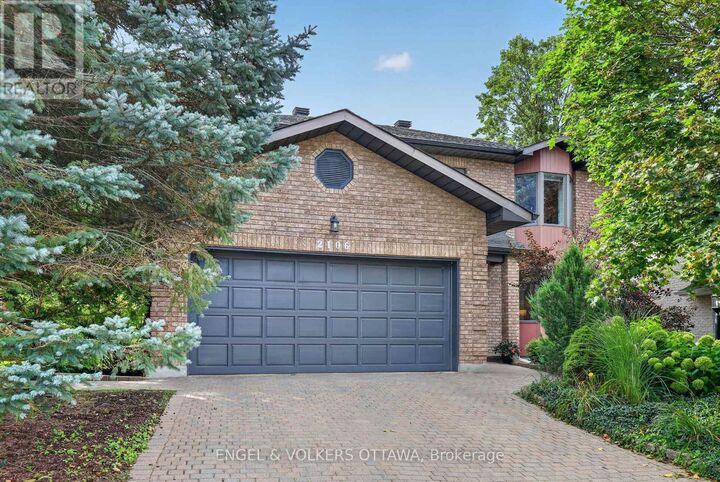 Property Photo:  2106 Lamira Street  ON K1H 8N9 