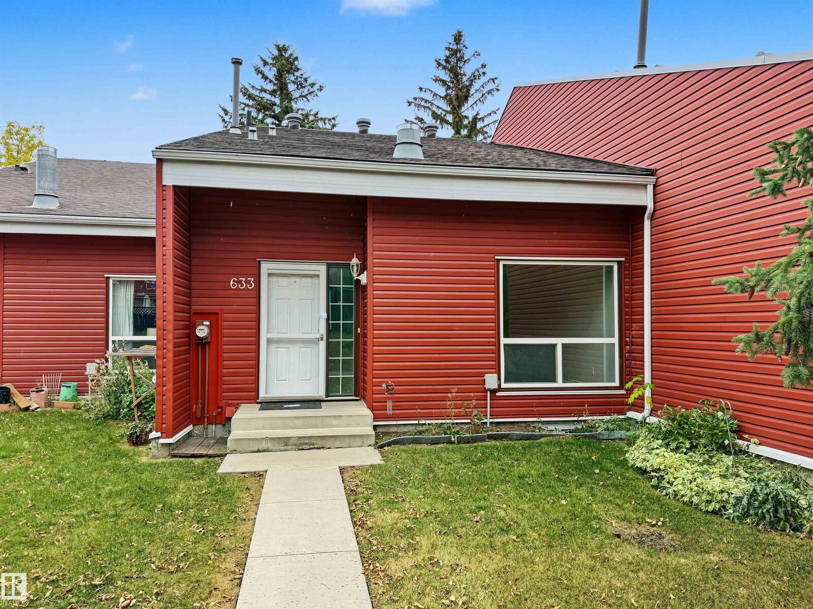 Property Photo:  633 Millbourne Road NW  AB T6K 3N3 