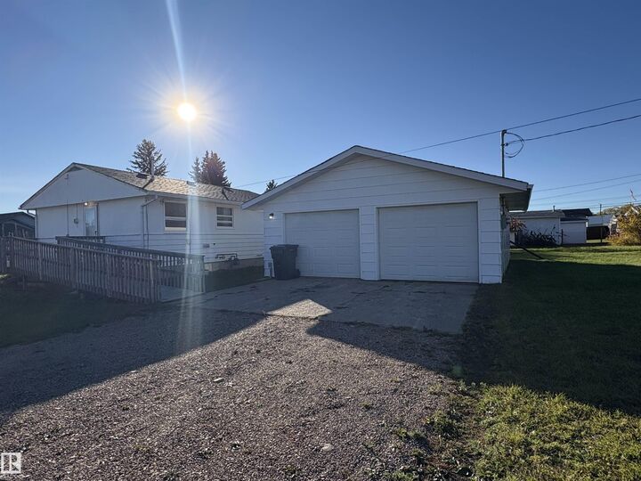 Photo de la propriété:  4902 52 Avenue  AB T0A 1A0 