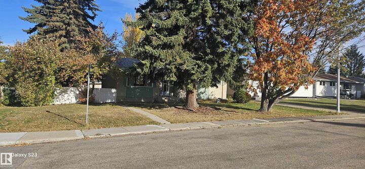 Property Photo:  2 Wren Crescent  AB T8A 0G5 