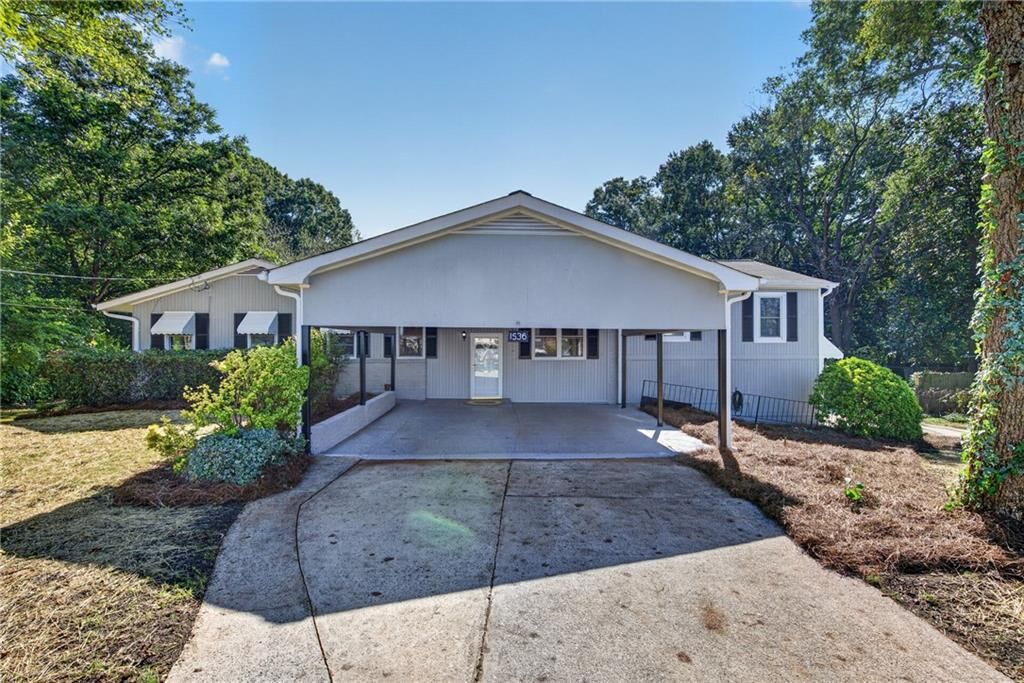 Property Photo: 1536 W Oak Drive GA 30062