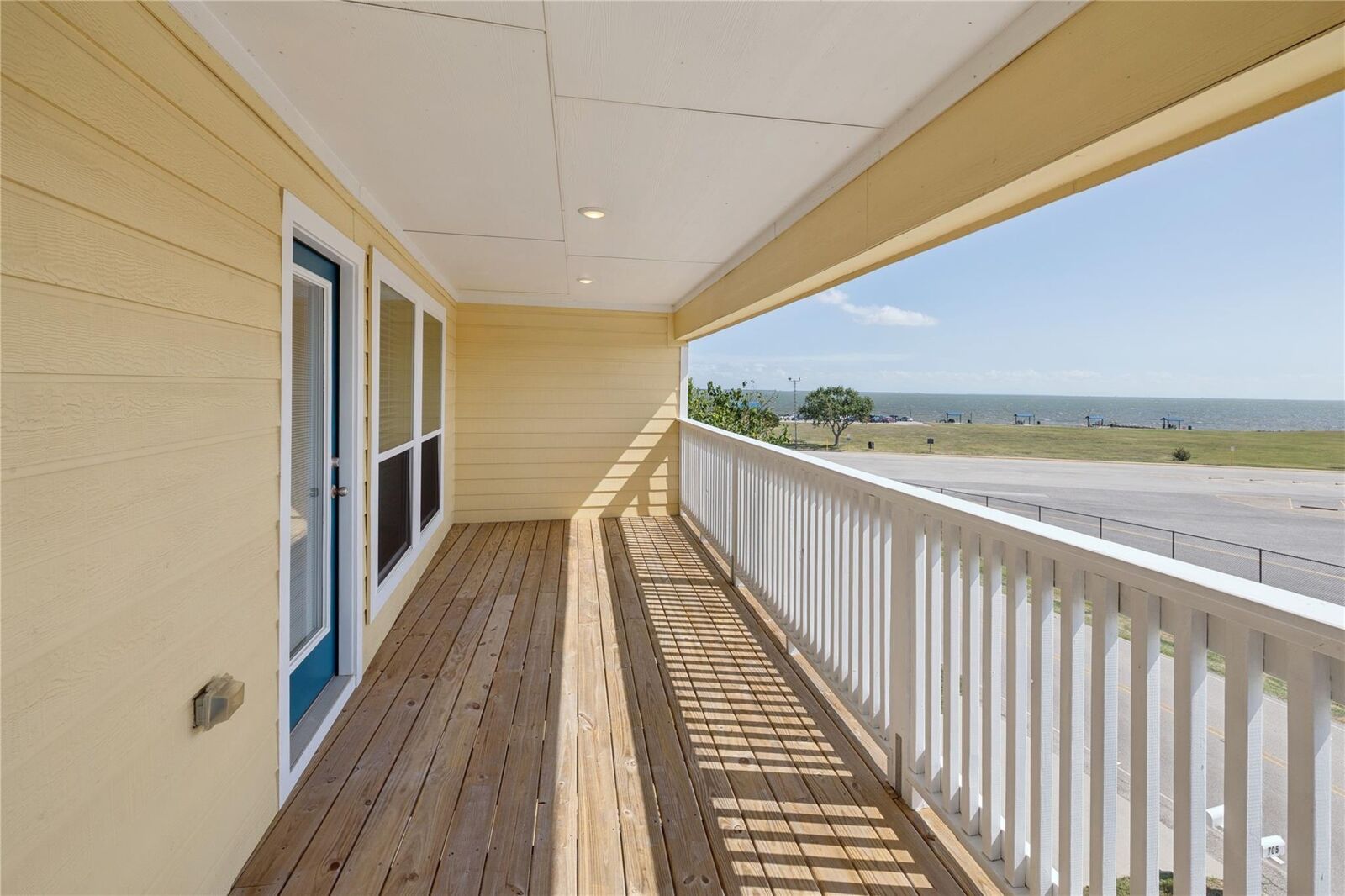 Property Photo: 705 N Bayshore Drive TX 77571
