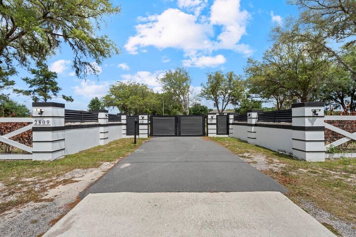 Property Photo: 2509 Appy Lane FL 32712