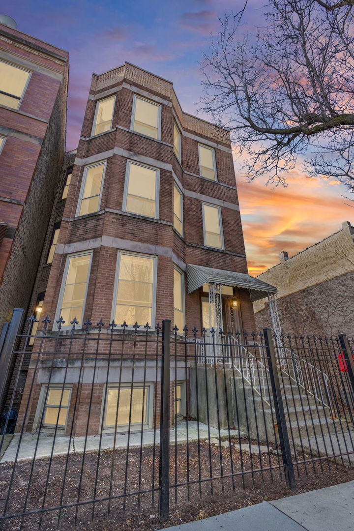Property Photo:  2833 W Polk Street  IL 60612 