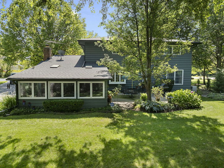 Property Photo:  402 Minnaqua Drive  IL 60070 