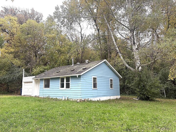 Property Photo:  415 W Adolphus Avenue  MN 56537 