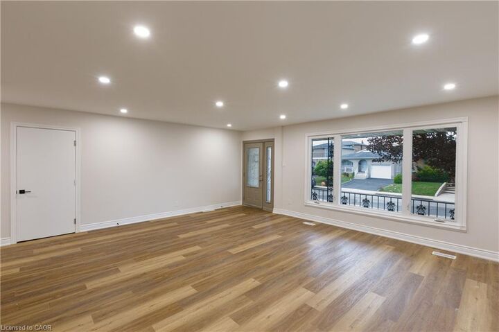 Property Photo:  11 Algonquin Court Upper  ON L8T 4T2 