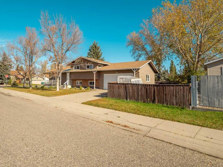 Property Photo:  80 Ojibwa Road W  AB T1K 5L1 