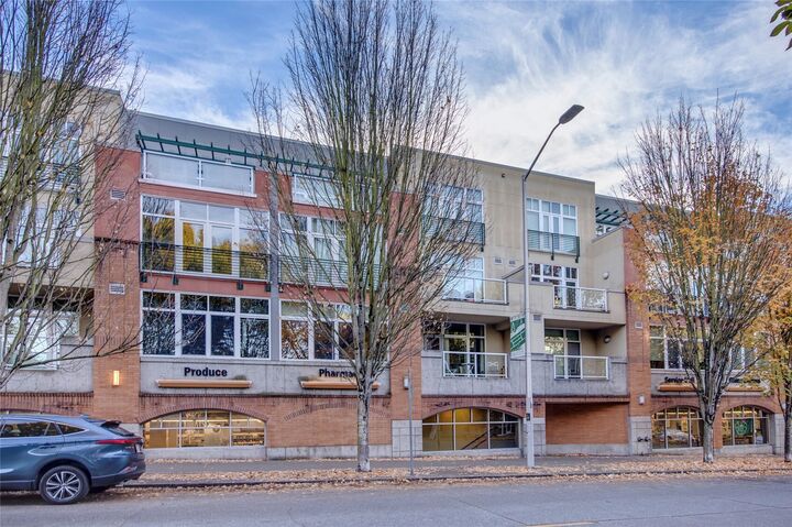 Property Photo:  17 W Mercer Street 104  WA 98119 