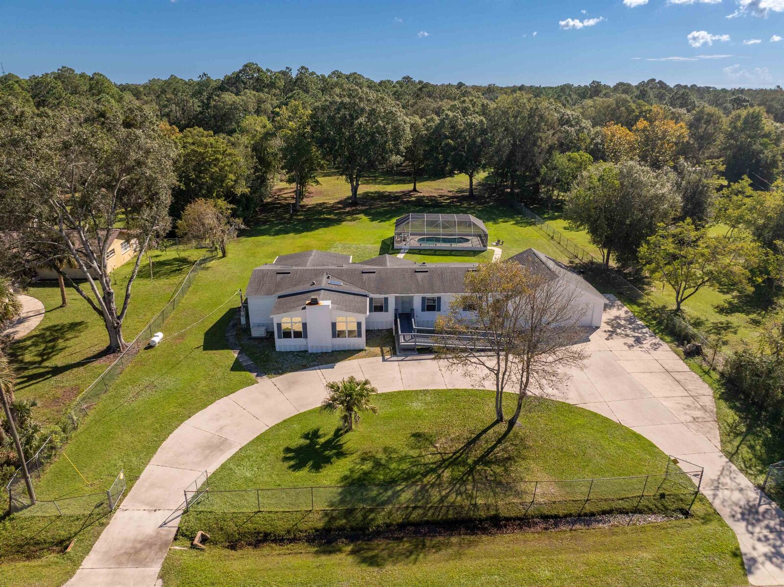 Property Photo:  331 Circle Dr W  FL 32084 