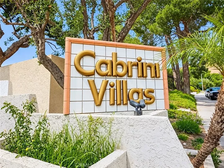 Property Photo: 9759 Via Roma CA 91504