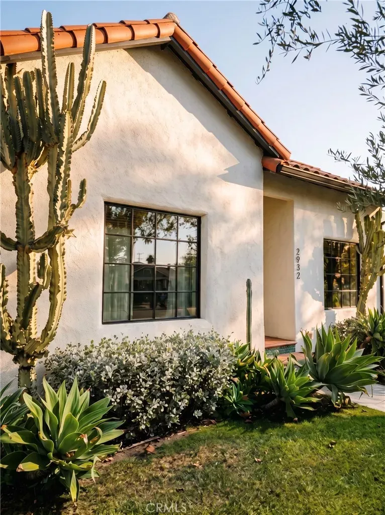 Property Photo: 2932 Edgehill CA 90018