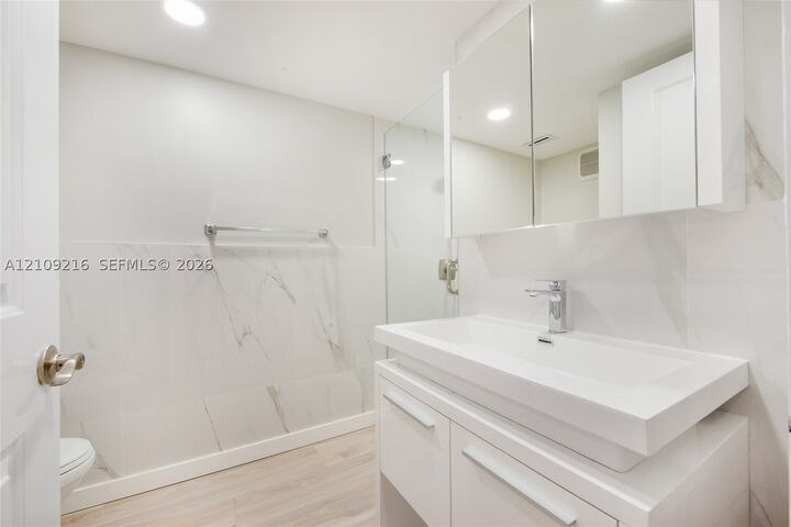 Property Photo:  10421 SW 76th St 10421  FL 33173 