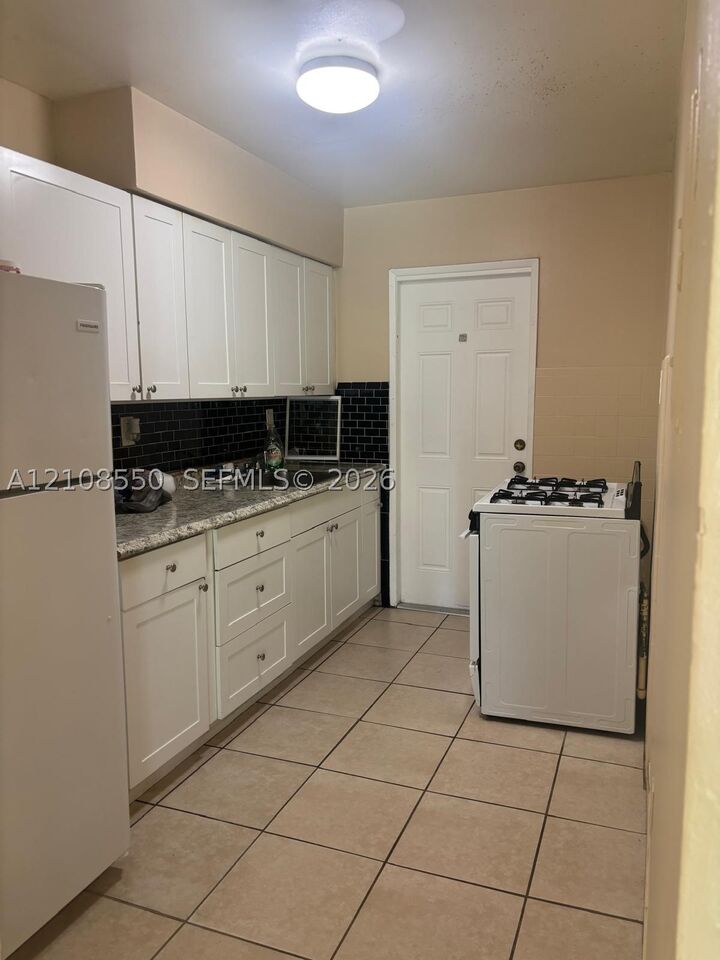 Property Photo:  704 SE 21st St 2  FL 33316 