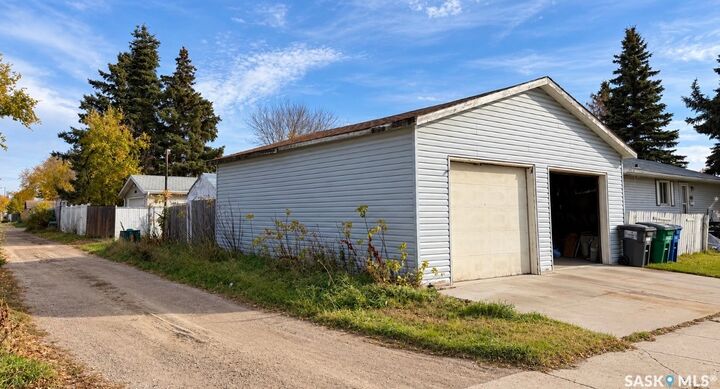 Property Photo:  446 Douglas Crescent  SK S7H 4S4 