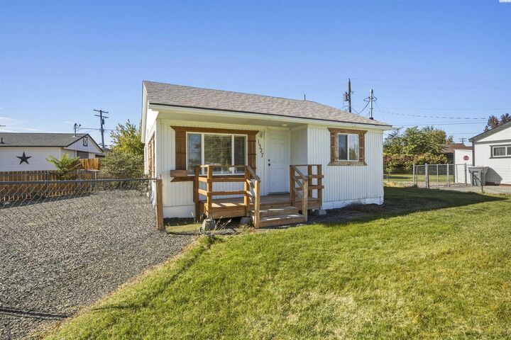 Property Photo: 1327 Potter Ave WA 99354