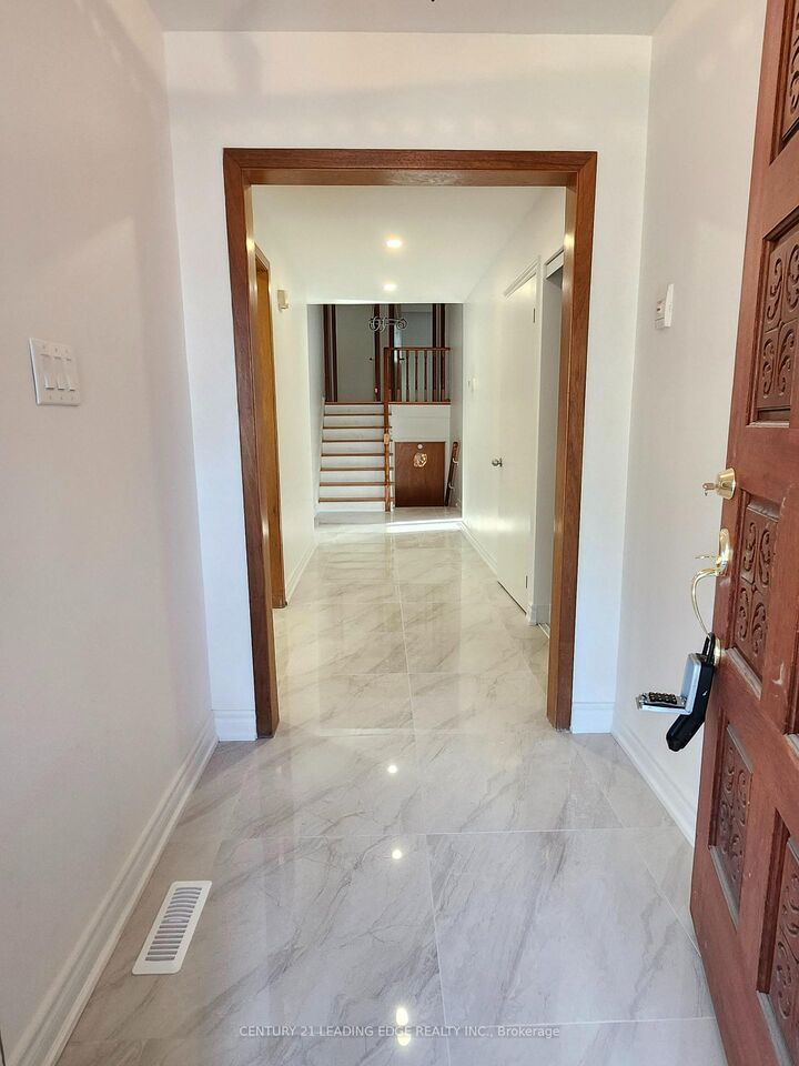 Property Photo:  959 Huntingwood Drive S Main  ON M1S 1K3 