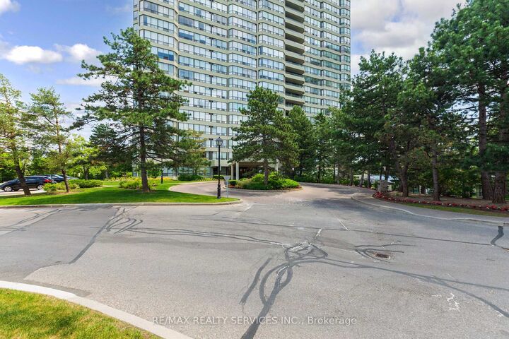 Property Photo:  22 Hanover Road 709  ON L6S 5K7 