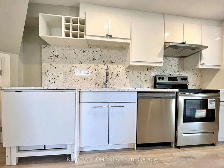 Property Photo:  918 Oasis Drive Lower  ON L5V 0C7 