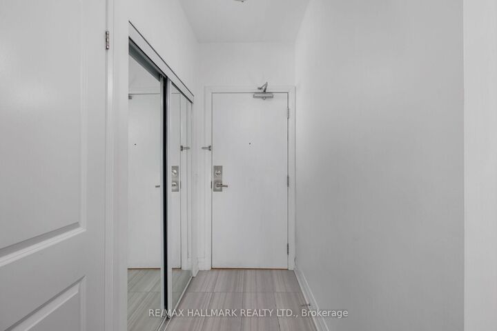 Property Photo:  530 St Clair Avenue W 1401  ON M6C 0A2 