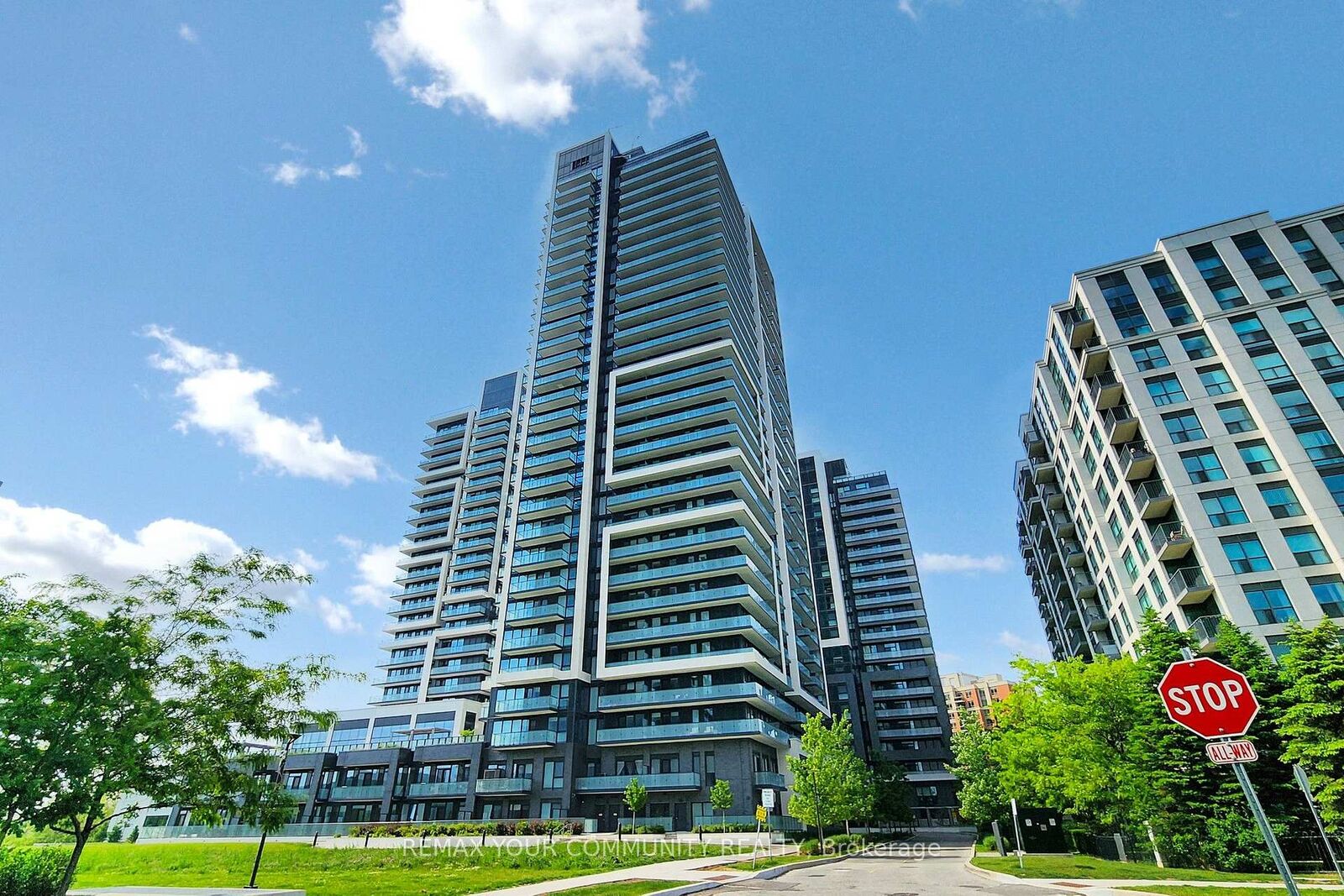 Property Photo:  105 Oneida Crescent 2106  ON L4B 0H6 