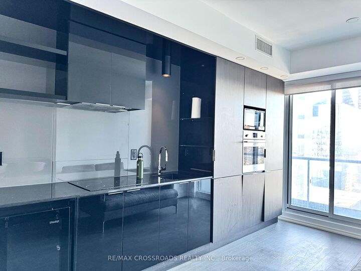 Property Photo:  70 Temperance Street 4014  ON M5H 0B1 