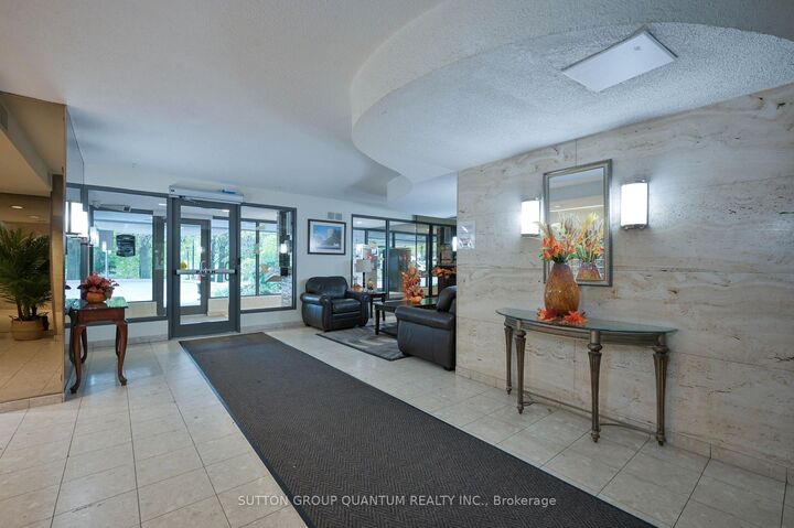 Property Photo:  3100 Kirwin Avenue Ph04  ON L5A 3S6 