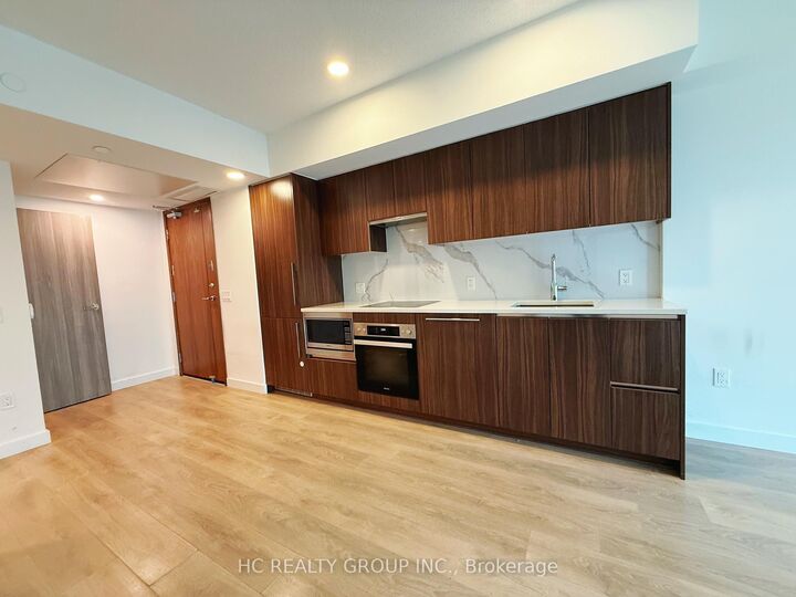 Property Photo:  1 Concord Cityplace Way 739  ON M5V 0X3 