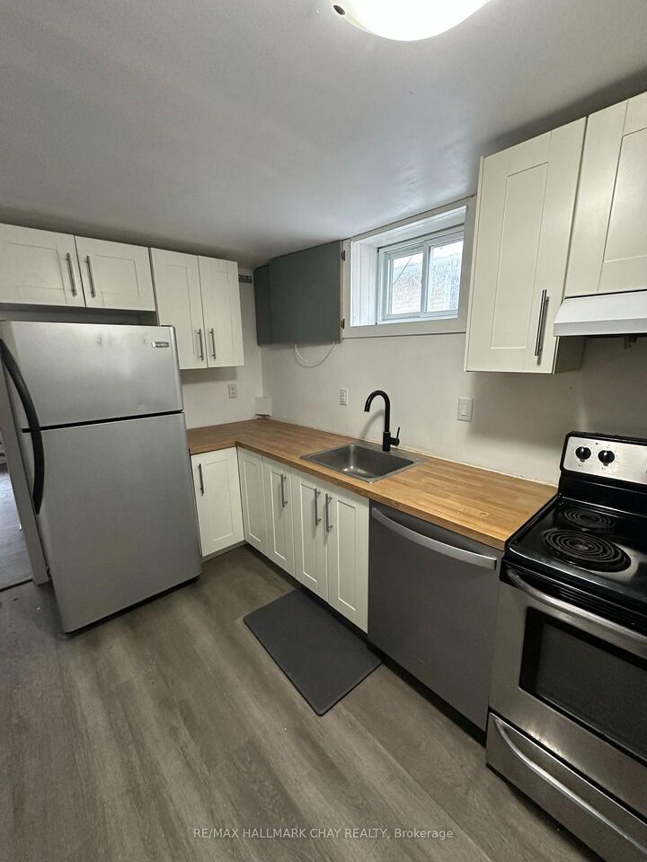 Property Photo:  28 Carlton Road Lower  ON L4M 5J6 
