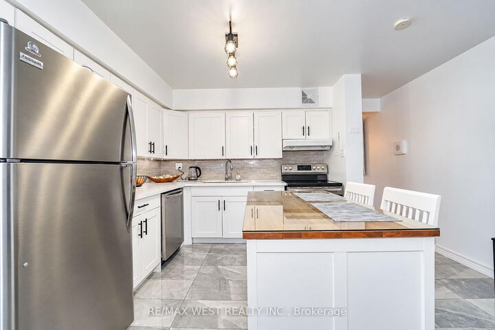 Property Photo:  1100 Caven Street 406  ON L5G 4N3 