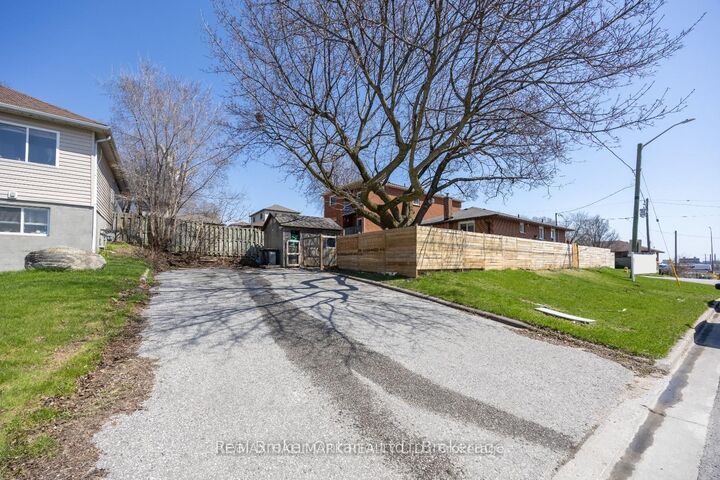 Property Photo: 324 College Avenue Main ON L1J 1S1