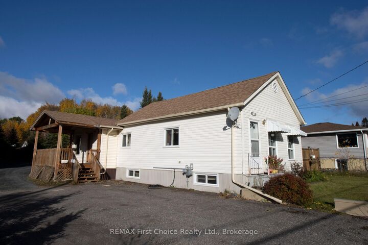 Property Photo:  729 Hodder Avenue  ON P7A 1W2 