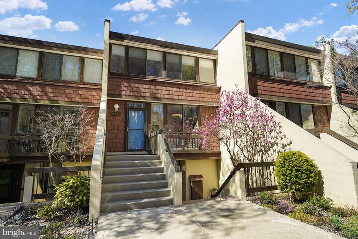 Property Photo:  2210 S Quincy Street 2  VA 22204 