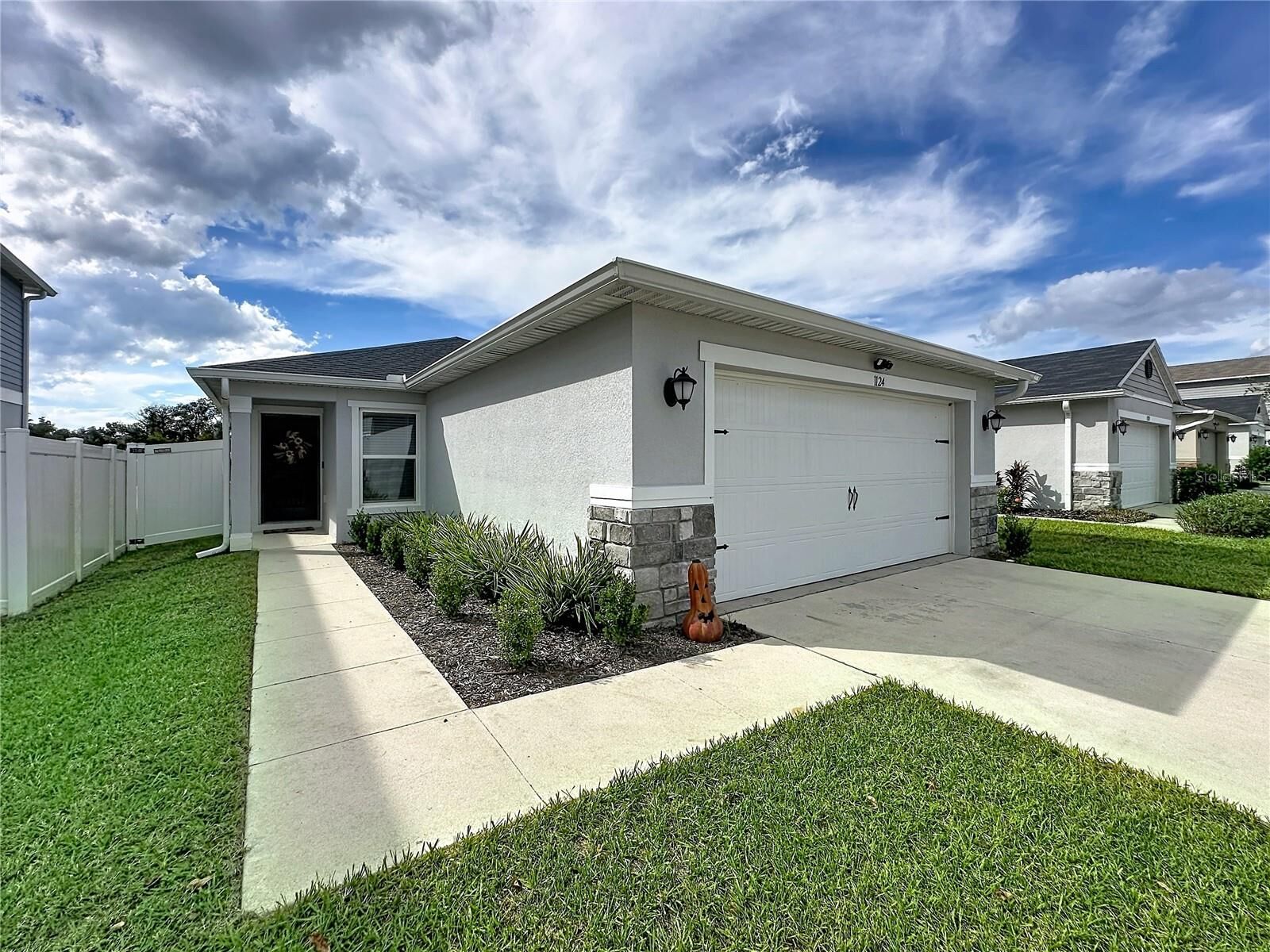 Property Photo: 1124 Papaya Cir FL 33897