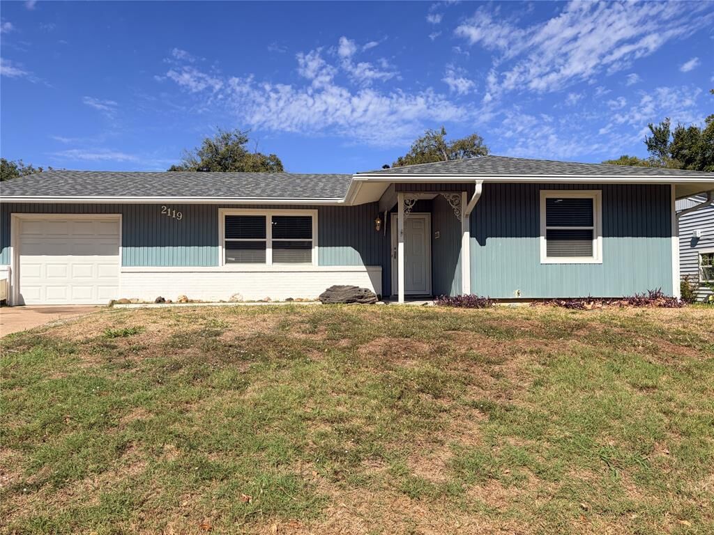 Property Photo: 2119 Greenway Street TX 76010