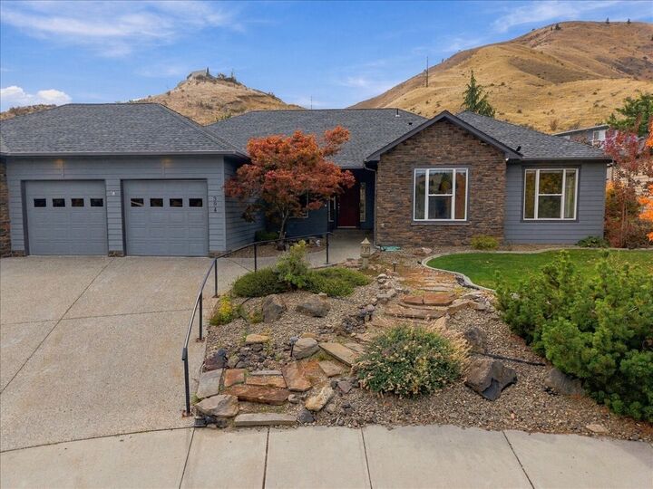 Property Photo:  394  Lars Lane  WA 98801 