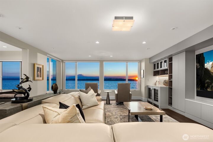 Property Photo: 807 Lake Street S 201 WA 98033